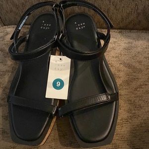 NWT-A New Day Velcro Platform Sandal-Size9
